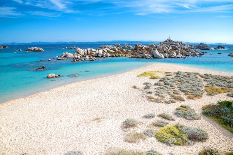 Iles Lavezz